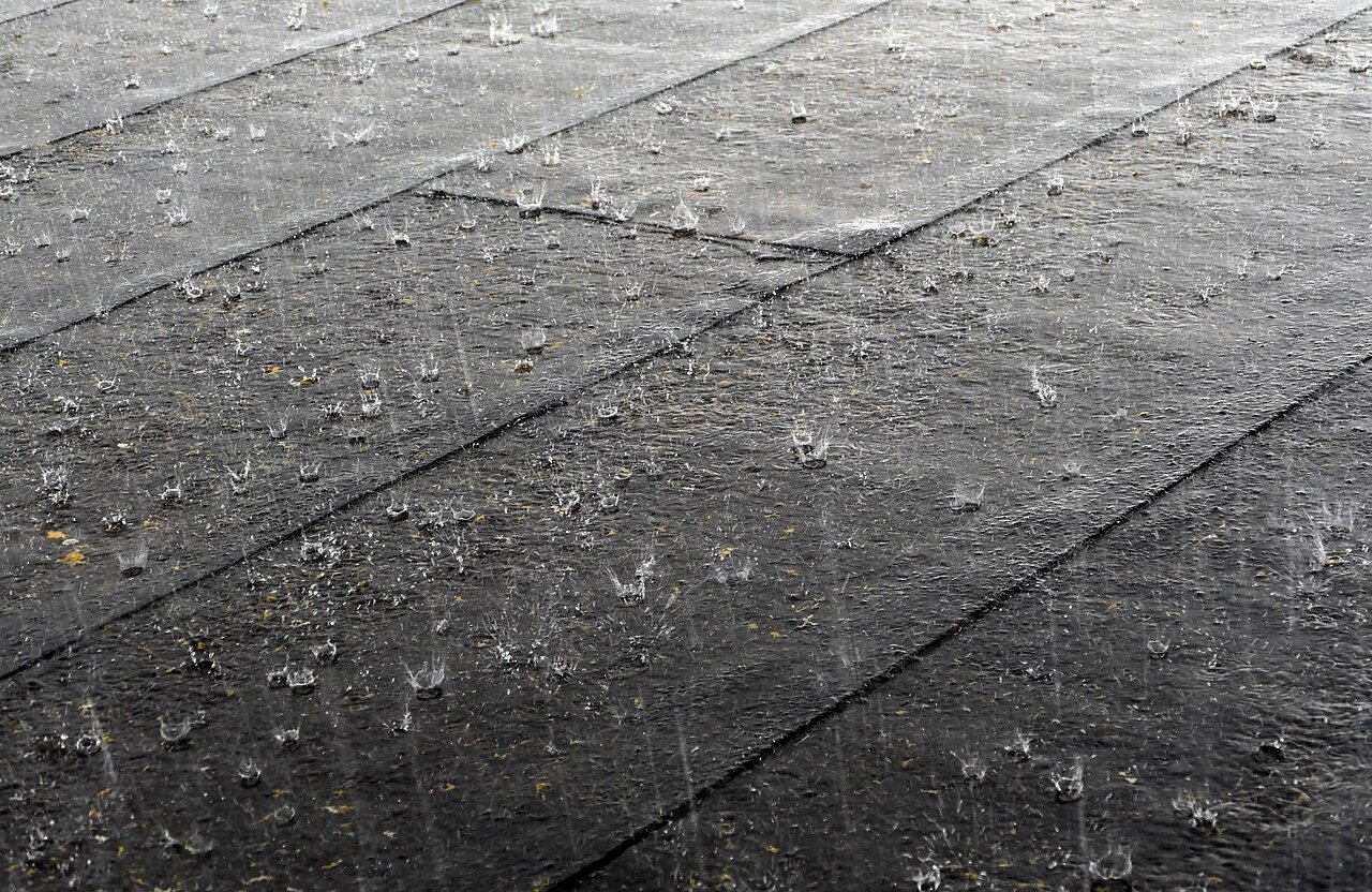 Regen op natte klinkers