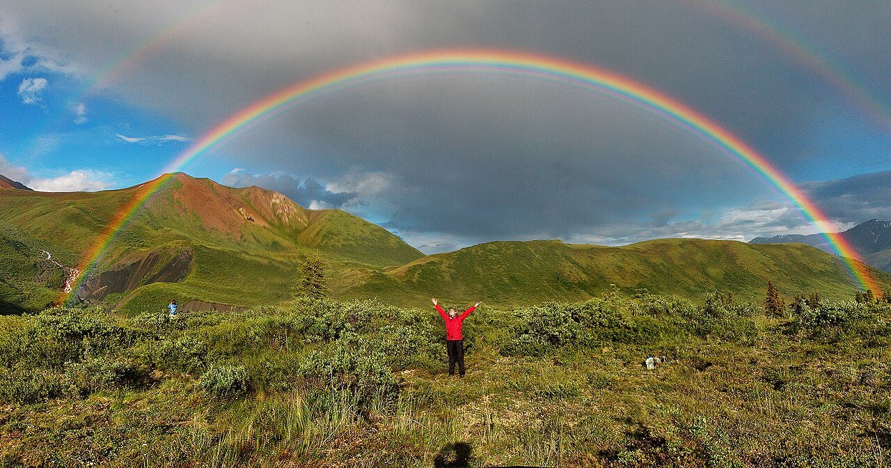 Regenboog voor donkere buienwolken